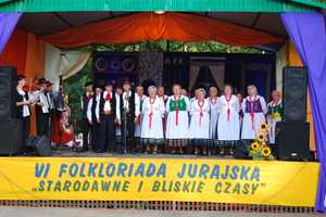 Zespół Dąbie na 6 „Folkloriadzie Jurajskiej”, Żarki Letnisko 2012. Powiększ zdjęcie.