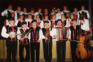 Zagłębianki na schodach GOK Sarnów, lata 90 dwudziestego wieku. Powiększ zdjęcie.